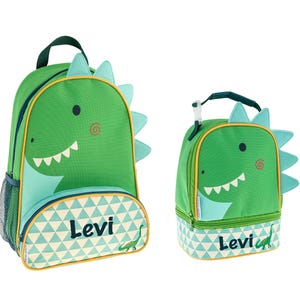 Puede incluir: Conjunto de mochila y bolsa de almuerzo de dinosaurio verde con un patrón geométrico y el nombre "Levi" en la parte delantera.