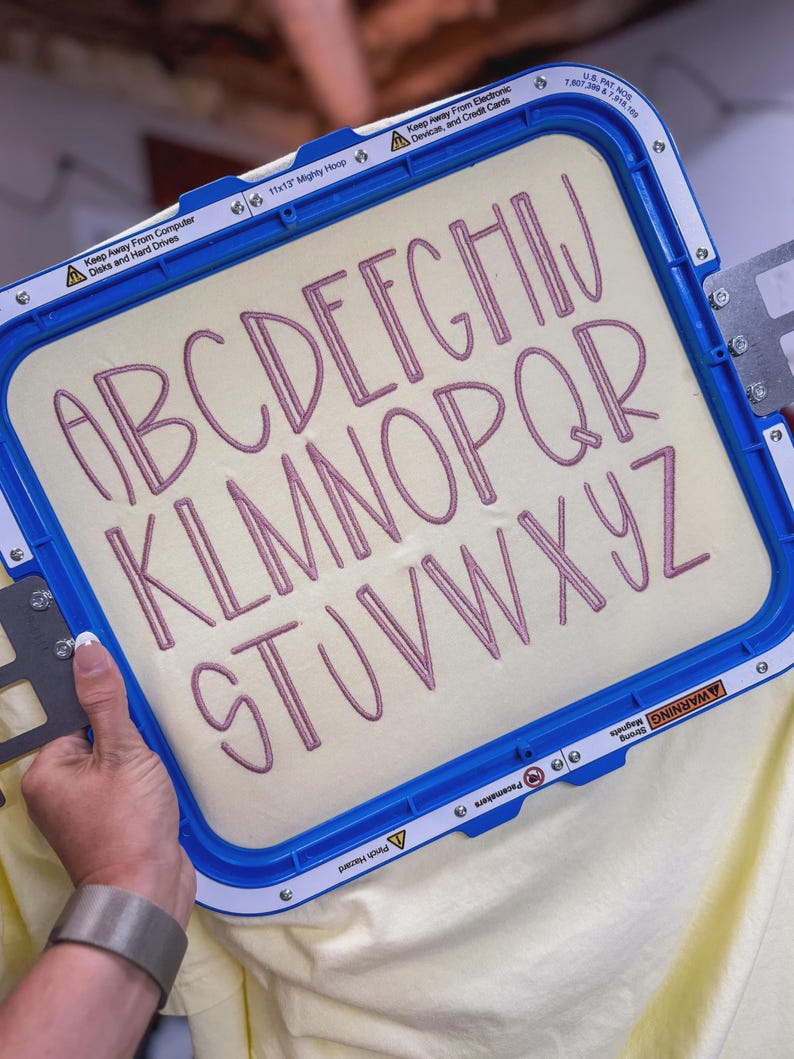 Op de afbeelding: Een rustiek houten bord met de tekst "Welcome to our home" in witte letters. Het bord heeft een verweerde afwerking en een eenvoudig ontwerp, perfect voor de voordeur.