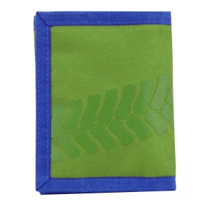 Pu&ograve; includere: Un portafoglio verde con bordo blu. Il portafoglio presenta un motivo a forma di foglia in una tonalit&agrave; di verde pi&ugrave; chiara. Il portafoglio rettangolare sembra essere fatto di tessuto.