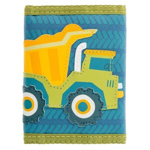 Pu&ograve; includere: Un portafoglio blu a tre ante con un design di camion ribaltabile verde e giallo. Il portafoglio ha uno sfondo blu strutturato con un bordo verde. Il camion ribaltabile ha accenti gialli, verdi e blu.