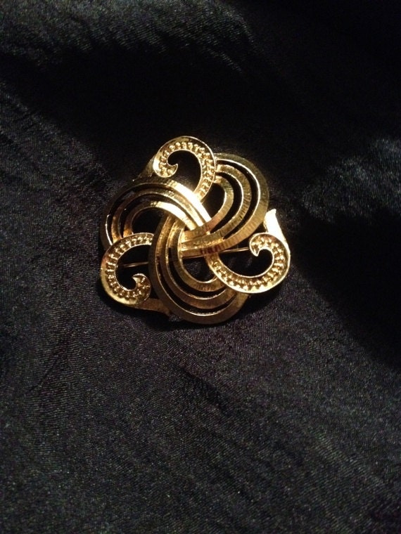 SIGNED 1960s Monet Brushed Gold Swirl Brooch