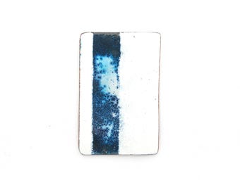 Broche de cobre esmaltado artesanal con diseño geométrico azul y blanco. Joyería contemporánea de esmalte Grand Feu.