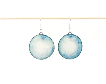 Pendientes de esmalte azul cielo y blanco sobre cobre, pintados a mano.