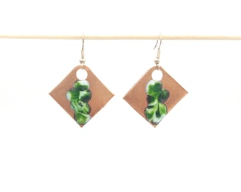 Pendientes de diamantes hechos a mano en esmalte y cobre