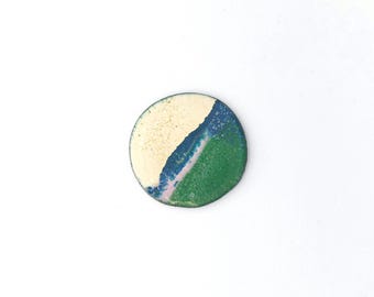 Broche de esmalte sobre cobre hecho a mano - "Paisaje abstracto" Verde esmeralda y arena - Pieza única