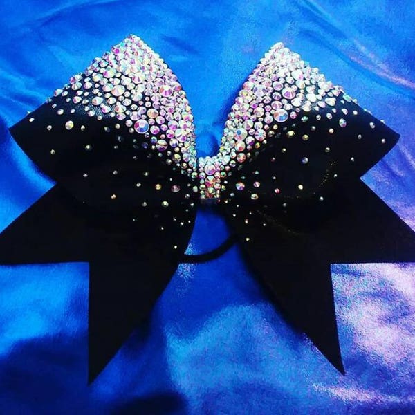 De Carissa Handplaced Rhinestone Cheer boog