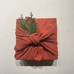 Stoff Geschenkverpackung. Furoshiki. Zero Waste Geschenkverpackung. wiederverwendbare Verpackung.