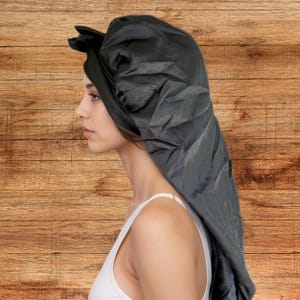 Bonnet de nuit en satin à poils extra longs, parfait pour protéger les dreadlocks, les tresses ou les cheveux bouclés, couleur réversible noir et argent