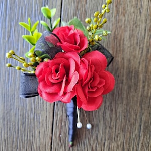 Rote Rosen-Abschlussball-Handgelenk-Corsage, Abschlussball-rotes Blumenset, Abschlussfeier-Blumen, rote Rosen und schwarzes Band, Hochzeit in Rot