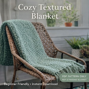 Pode incluir: Uma placa de madeira rústica com o texto "Welcome to our home" em letras brancas. A placa apresenta um acabamento desgastado e um design simples e convidativo, perfeito para a decoração da entrada.