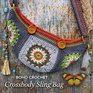 Op de afbeelding: Een handgemaakte boho crossbody sling bag van haakwerk in tinten grijs, oranje, groen en bruin. De tas heeft een bloemenontwerp, houten knopen en decoratieve bedels. De tekst "BOHO CROCHET Crossbody Sling Bag" is zichtbaar.