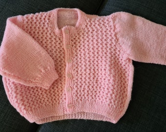 Roze babyvestje. Babyjasje. gebreide babykleding. Vest. Meisjesbaby. Babycadeau. Cadeau voor babyshower.