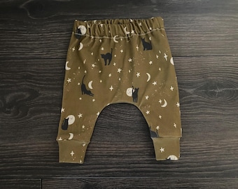 Pantalones harem orgánicos para bebé: gato negro, luna y estrellas - estilo gótico caprichoso