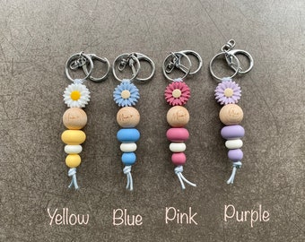 Daisy Keychain, Mum Engraved Beech Wood Bead, Silicone Beaded Bag Tag
