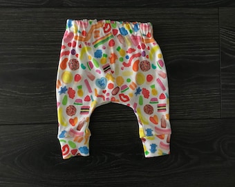 Conjunto orgánico para bebé: Pantalones bombachos con estampado de caramelos variados.