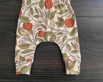 Pantalones orgánicos para bebé: pantalones harem con estampado de manzanas.