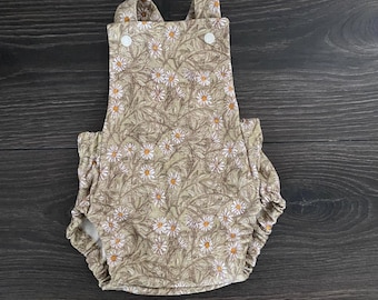 Pelele de algodón orgánico para bebé: Conjunto de verano con espalda cruzada y estampado de margaritas