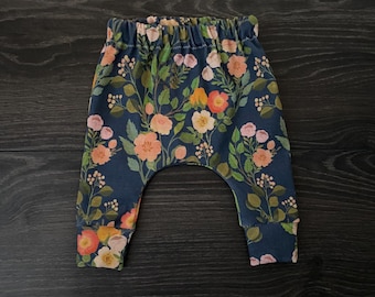 Pantalón orgánico para bebé: pantalón harem con estampado floral vintage.