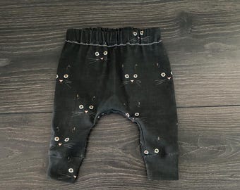 Pantalones harem orgánicos para bebé: Gato negro, Primer Halloween