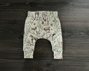 Pantalón harem orgánico para bebé: estampado de granja.