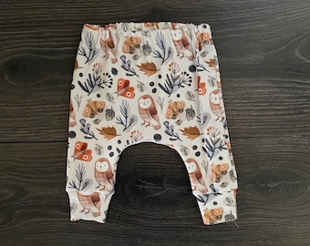 Pantalones harem orgánicos para bebé: estampado otoñal de búhos y polillas