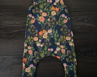 Pelele harem de algodón orgánico para bebé: estampado floral vintage
