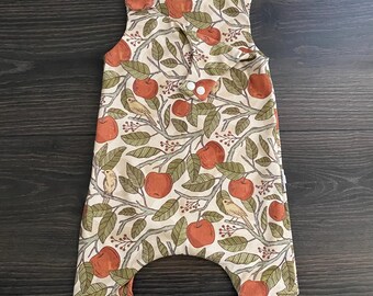 Pelele estilo harem orgánico para bebé: estampado de manzanas vintage, diseño australiano.