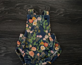 Pelele de algodón orgánico para bebé: Conjunto con estampado floral vintage y espalda cruzada.