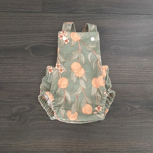 Pelele de algodón orgánico para bebé: estampado vintage de melocotón, espalda cruzada