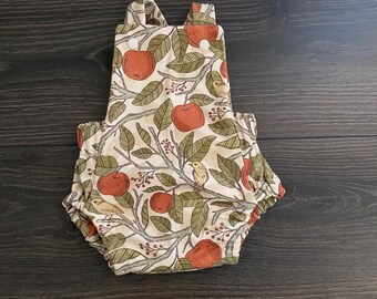 Pelele de bebé de algodón orgánico: estampado vintage de manzanas, espalda cruzada.