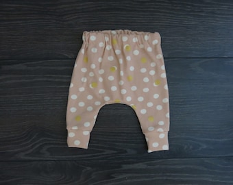 Pantalón orgánico para bebé: pantalón harem de lunares rosas y dorados