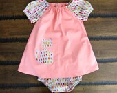 Organische baby jurk /Baby kleding / jurk met bloeiers / Baby jurk / Baby bloeiers / meisjes boer jurk / jurk met kat opgestikte / retro