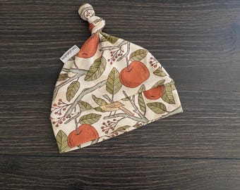 Gorro de bebé orgánico con nudo: Gorro con estampado vintage de manzanas