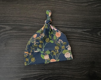 Gorro de bebé orgánico con estampado floral vintage: gorro de punto suave con nudo