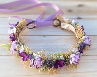 Könnte beinhalten: Eine lila und weiße Blumenkrone mit einem Lavendelband. Die Krone besteht aus künstlichen Blumen und Grün.