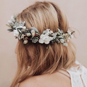 Coroa de flores suculentas: halo de noiva com rosas e eucalipto