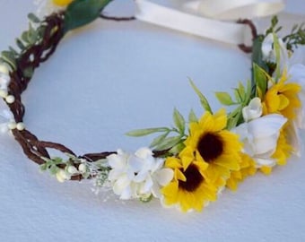 Könnte beinhalten: Eine braune Ranken-Blumenkrone mit weißen Blüten und gelben Sonnenblumen.