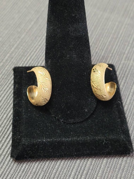 Nice pair of 14k gold Diamond cut open hoop earrin