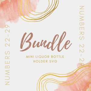 Könnte beinhalten: Ein digitaler Download von SVG-Dateien für einen Mini-Likörflaschenhalter. Das Design zeigt einen rosa Aquarellhintergrund mit goldenen abstrakten Linien. Der Text "Bundle" ist in brauner Kursivschrift geschrieben. Der Text "Mini Liquor Bottle Holder SVG" ist in schwarzer Schrift geschrieben.