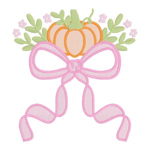 Peut inclure: Un motif de broderie représentant une citrouille orange clair centrée au-dessus d'un grand ruban rose à boucles. La citrouille est entourée de brins de feuilles vert clair et de petites fleurs rose pâle, formant un ensemble décoratif symétrique.