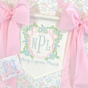 Preppy Crest grandmillennial Stickerei Design, digitale Stickmuster, sofortiger Download, kokette Schleifenkammstickerei