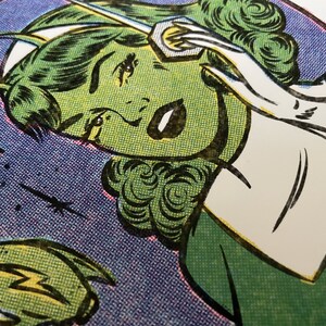 以下が含まれることがあります： 緑と白のコミックイラストで、頬に涙が流れている女性が描かれています。彼女は緑色のドレスと白い手袋をしています。背景は青と紫のパターンです。