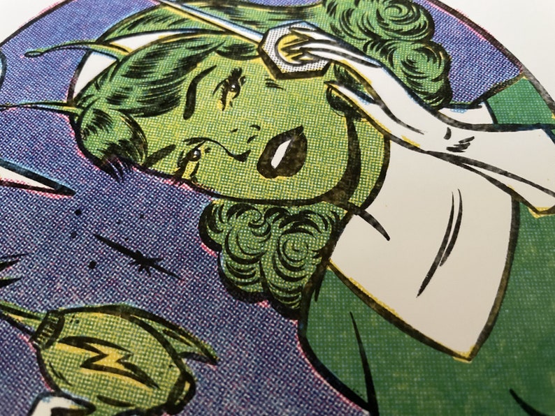 以下が含まれることがあります： 緑と白のコミックイラストで、頬に涙が流れている女性が描かれています。彼女は緑色のドレスと白い手袋をしています。背景は青と紫のパターンです。