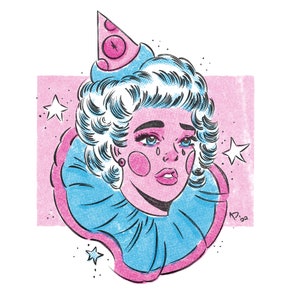Puede incluir: Una ilustración de dibujos animados de una persona con cabello azul que lleva un sombrero de payaso rosa y blanco y un cuello con volantes azul y rosa. La persona está llorando y tiene las mejillas rosadas. El fondo es rosa con estrellas blancas.