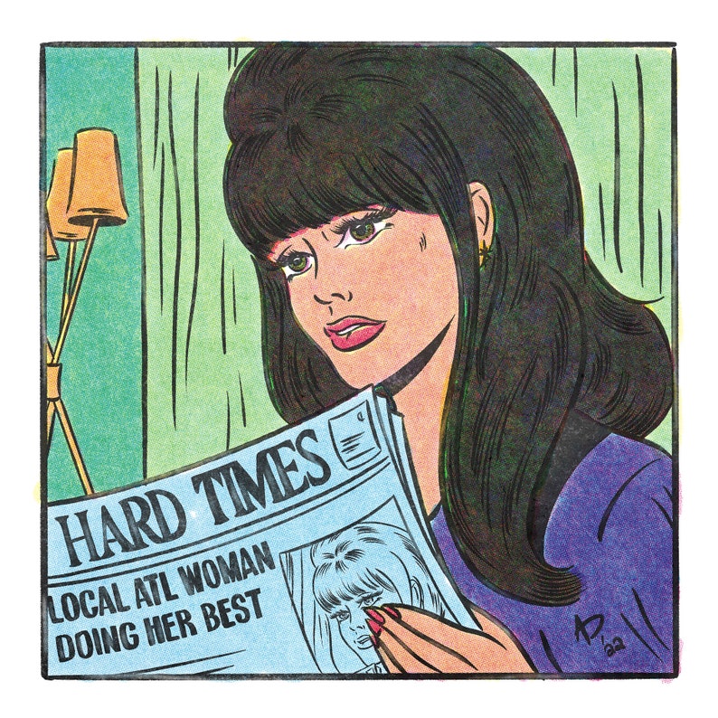 Puede incluir: Una mujer con el pelo largo y negro lee un peri&oacute;dico con el titular "HARD TIMES LOCAL ATL WOMAN DOING HER BEST". El peri&oacute;dico es azul y blanco con una foto de una mujer con el pelo rubio.