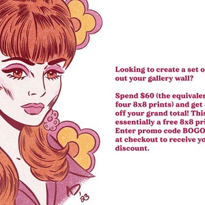 Puede incluir: Una ilustraci&oacute;n de estilo retro de una mujer con cabello rojo y un dise&ntilde;o floral rosa y amarillo. El texto dice: "&iquest;Buscas crear un conjunto o llenar tu pared de galer&iacute;a? &iexcl;Gasta $60 (el equivalente a cuatro impresiones de 8x8) y obt&eacute;n $15 de descuento en tu total! &iexcl;Esto es esencialmente una impresi&oacute;n de 8x8 gratis! Ingresa el c&oacute;digo promocional BOGO15 al momento de pagar para recibir tu descuento."