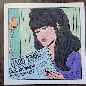 Puede incluir: Una ilustraci&oacute;n al estilo de c&oacute;mic de una mujer leyendo un peri&oacute;dico con el titular "HARD TIMES LOCAL ATL WOMAN DOING HER BEST". La mujer tiene el pelo oscuro y lleva una camisa morada. El fondo es de color azul claro y verde.