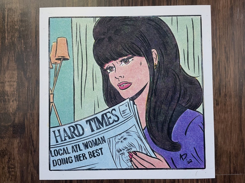 Puede incluir: Una ilustraci&oacute;n al estilo de c&oacute;mic de una mujer leyendo un peri&oacute;dico con el titular "HARD TIMES LOCAL ATL WOMAN DOING HER BEST". La mujer tiene el pelo oscuro y lleva una camisa morada. El fondo es de color azul claro y verde.