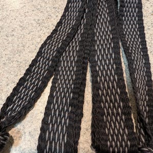 Puede incluir: Un juego de tres tazas de cerámica con un acabado mate moteado. Las tazas son de color crema, gris claro y gris oscuro. Cada taza tiene un diseño simple y minimalista.