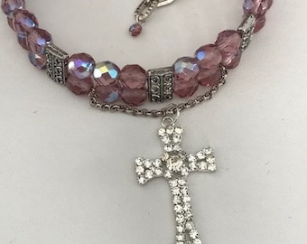 Ras de cou choker perles de verre et pendentif croix en strass